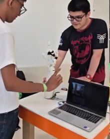 Niños interactuando con robots